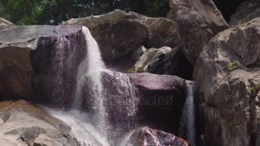 Güzel basamaklı Datanla şelale