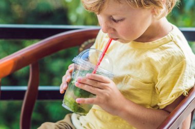 Su içen küçük çocuk. 