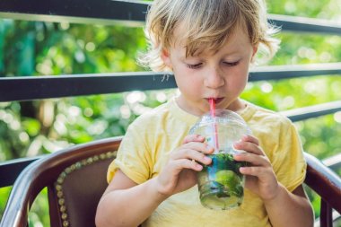 Su içen küçük çocuk. 