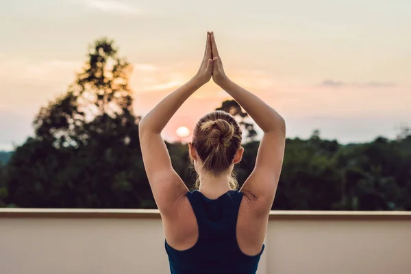 Kvinna utövar yoga — Stockfoto