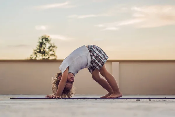 Baby Macht Yoga Auf Dem Dach Gegen Den Sonnenuntergang — Stockfoto