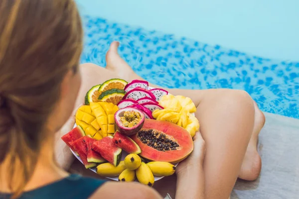 Mujer Joven Relajándose Comiendo Plato Frutas Junto Piscina Del Hotel — Foto de Stock