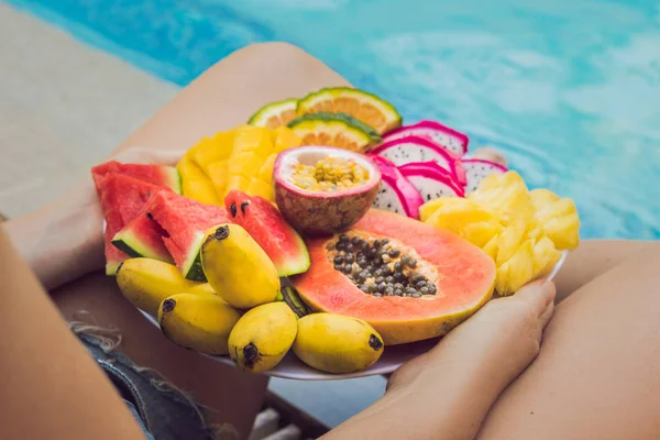 Ung Kvinna Koppla Och Äta Frukt Tallrik Vid Hotellets Pool — Stockfoto