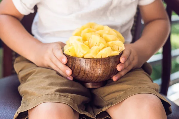 Хлопчик їсть ананас — стокове фото