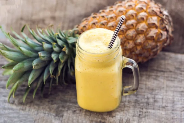 Pineapple smoothie with fresh pineapple — Stock Photo, Image