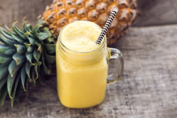 Pineapple smoothie with fresh pineapple — Stock Photo, Image