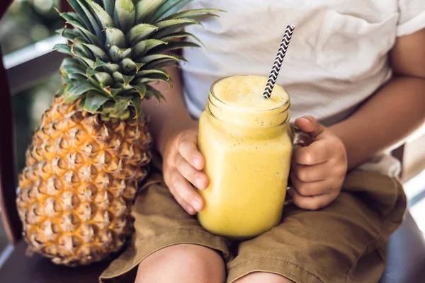 Junge Trinkt Ananas Smoothie Auf Der Terrasse — Stockfoto