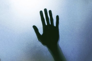 İnsan cam arkasında gölge el