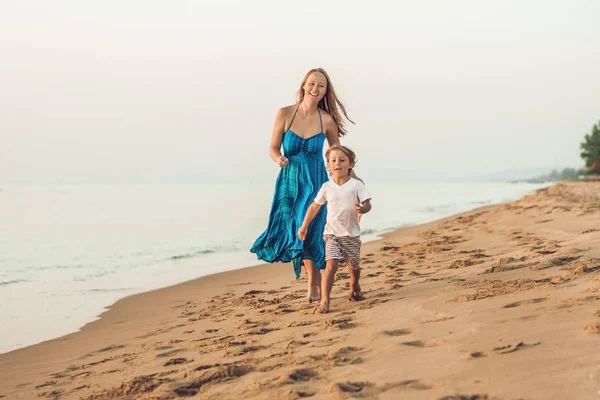 Giovane madre con bambino piccolo — Foto Stock