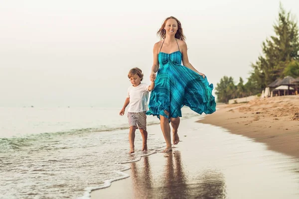 Genç anne küçük çocuk ile