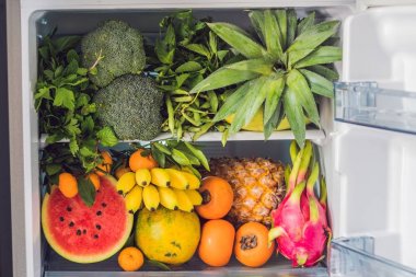 Açılan buzdolabı vejetaryen sağlıklı gıda, canlı renkli sebze ve meyve içinde buzdolabı üzerinde tam. Vegan buzdolabı.