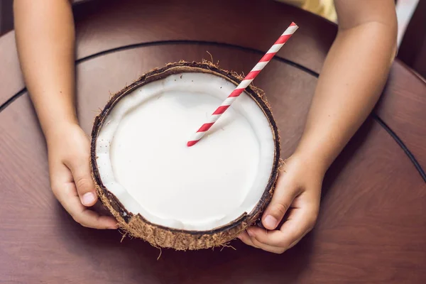 Garçon Avec Main Fraîche Maison Traditionnelle Pressée Main Lait Coco — Photo