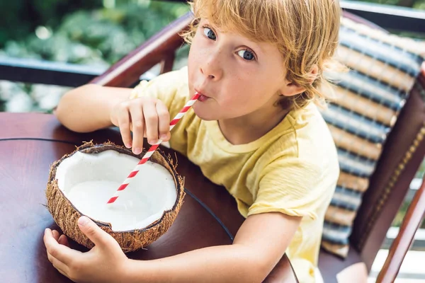 Bambino Beve Latte Cocco Fatto Casa Una Metà Cocco — Foto Stock