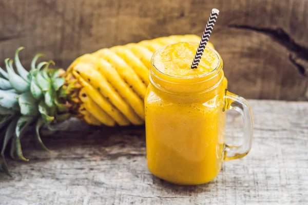 Pineapple smoothie with fresh pineapple — Stock Photo, Image