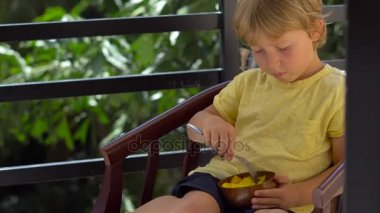 Mango yiyen küçük şirin çocuk  