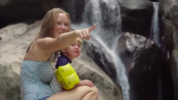 Madre Hijo Sentados Río Con Grandes Piedras Los Trópicos — Vídeos de Stock