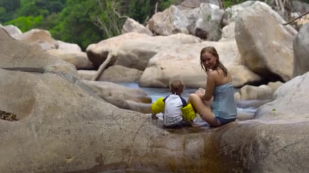 Mutter Und Sohn Sitzen Auf Einem Fluss Mit Großen Steinen — Stockvideo