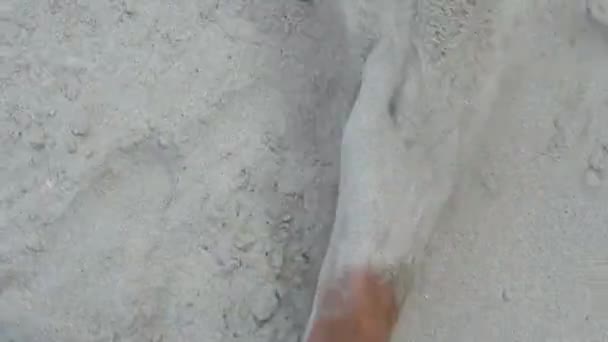 Pernas Homem Caminhando Uma Praia Com Uma Areia Branca — Vídeo de Stock