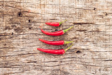 Ahşap yüzey üzerinde kırmızı biber