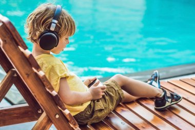 Şirin küçük çocuk.