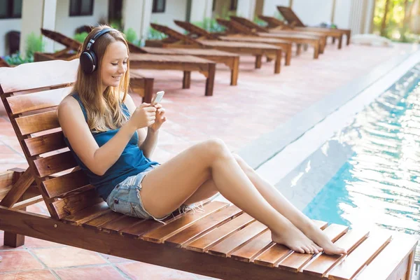 Mujer feliz con smartphone — Foto de Stock