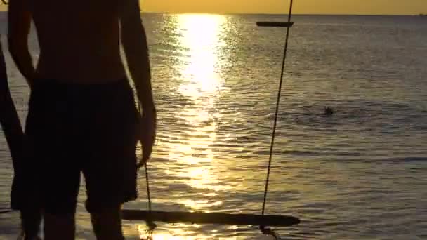 Čas Západu Slunce Muž Houpačky Houpačky Stojící Moři — Stock video