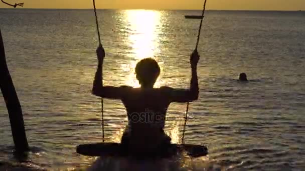 Zonsondergang Tijd Man Slingert Een Schommels Staan Een Zee — Stockvideo