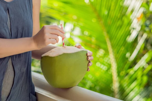 Coco Belas Mãos Femininas Fundo Verde Benefícios Conceito Água Coco — Fotografia de Stock