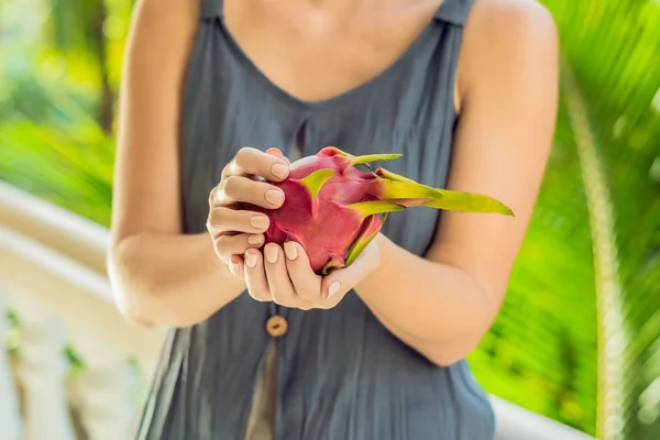 Fruto Dragão Belas Mãos Femininas Fundo Verde — Fotografia de Stock