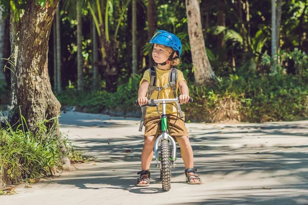 Мальчик Велосипеде Застрял Движении Подъездной Дорожке Движение Размыто Первый День — стоковое фото