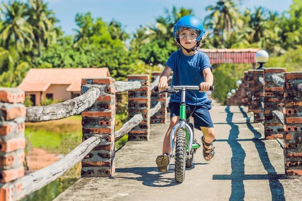 Μικρό Αγόρι Ποδήλατο Αλιεύονται Κίνηση Μια Κίνηση Driveway Θολή Του — Φωτογραφία Αρχείου