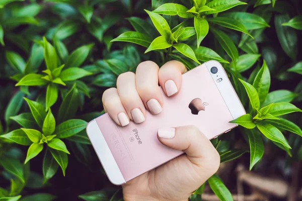 Handen Met Roze Nails Houden Roze Iphone — Stockfoto