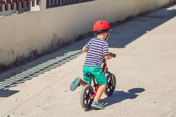 骑自行车的小男孩 陷入了运动 车道上的运动模糊 学龄前儿童的第一天骑自行车 运动的喜悦 小运动员在骑车时学会保持平衡 — 图库照片