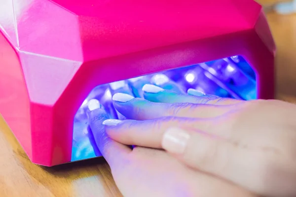 Closeup Hand Woman Lamp Curing Her Recently Applied Gel Nail — Stock Photo, Image