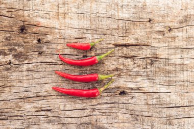 Eski ahşap yüzey üzerinde pul biber.