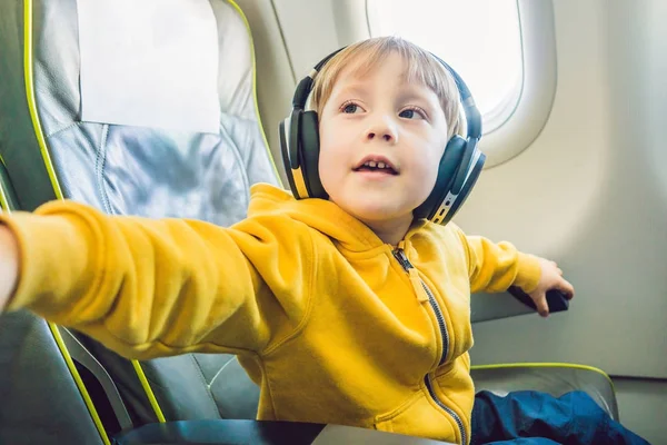 Chłopiec Słuchawki Oglądając Słuchając Locie Rozrywkowych Pokładzie Samolotu — Zdjęcie stockowe