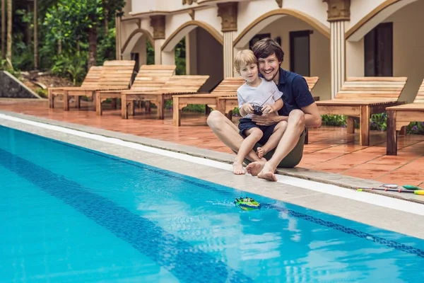 Padre Hijo Jugando Con Bote Control Remoto Piscina — Foto de Stock