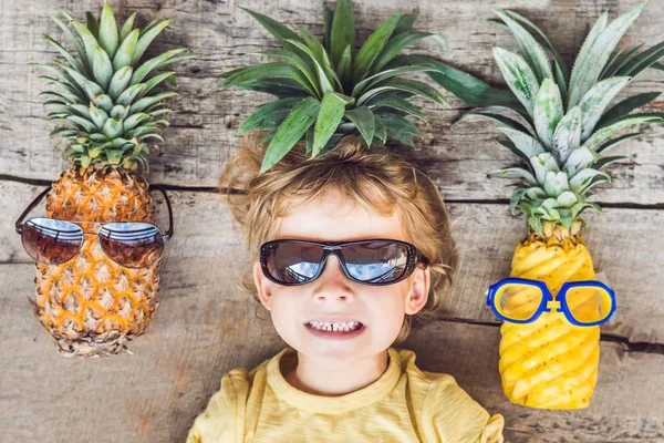 Ananas Çocuk Güneş Gözlüğü Ananas Tatil — Stok fotoğraf