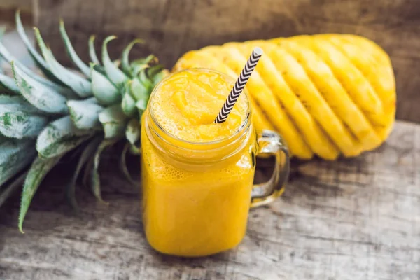 Batido Piña Con Piña Fresca Sobre Mesa Madera —  Fotos de Stock