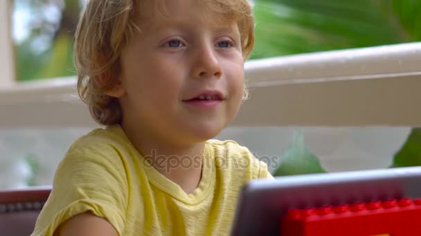 Мальчик Тропиках Разговаривает Друзьями Семьей Видеосвязи Помощью Планшета — стоковое видео
