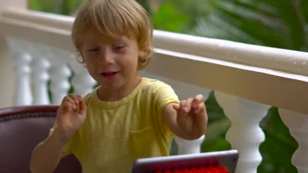 Menino Trópicos Conversando Com Amigos Familiares Videochamada Usando Tablet — Vídeo de Stock