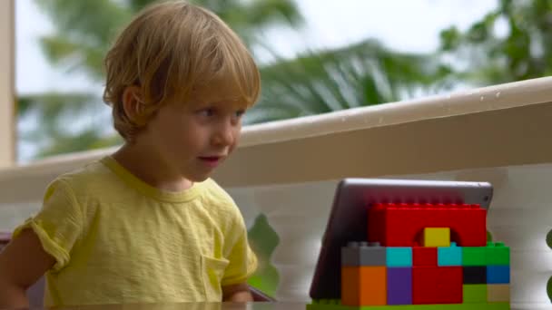 男孩在热带与朋友和家庭谈话用平板电脑进行视频通话 — 图库视频影像