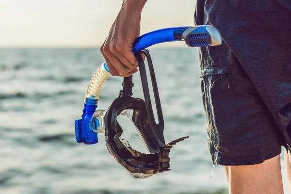 Man Met Een Masker Snorkel Gaat Duiken Zee — Stockfoto