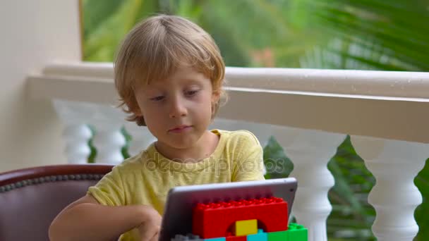 Menino Trópicos Conversando Com Amigos Familiares Videochamada Usando Tablet — Vídeo de Stock