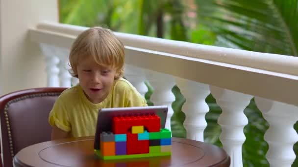 Chłopiec Tropikach Rozmowy Przyjaciółmi Rodziną Rozmowy Wideo Przy Użyciu Tabletu — Wideo stockowe