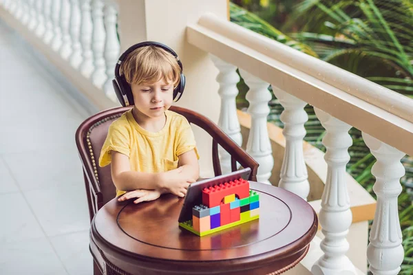 Roztomilý Chlapec Tropech Mluvit Přáteli Rodinou Audiovizuální Volání Pomocí Tabletu — Stock fotografie