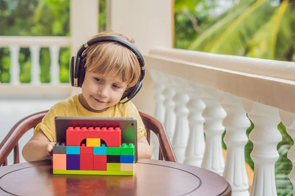 Netter Junge Den Tropen Gespräch Mit Freunden Und Familie Videotelefonie — Stockfoto