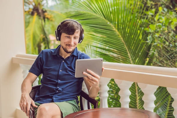 Man Tropen Praten Met Vrienden Familie Video Oproep Met Behulp — Stockfoto