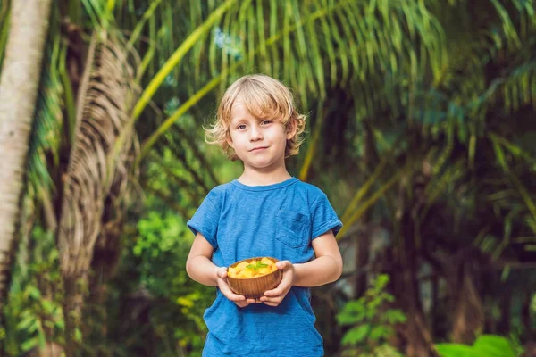 Çocuk Bir Tabak Mango Avuç Içi Bir Arka Plan Üzerinde — Stok fotoğraf