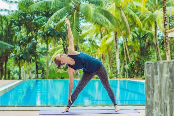 Yüzme Havuzu Yanında Yoga Egzersiz Yaparak Güzel Genç Mutlu Kadın — Stok fotoğraf